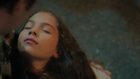 Sarp atropella a Emel y se da a la fuga… ¿se recuperará la pequeña? Sarp atropella a Emel y se da a la fuga… ¿se recuperará la pequeña?