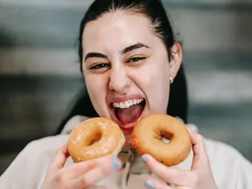 Mujer comiendo rosquillas Mujer comiendo rosquillas