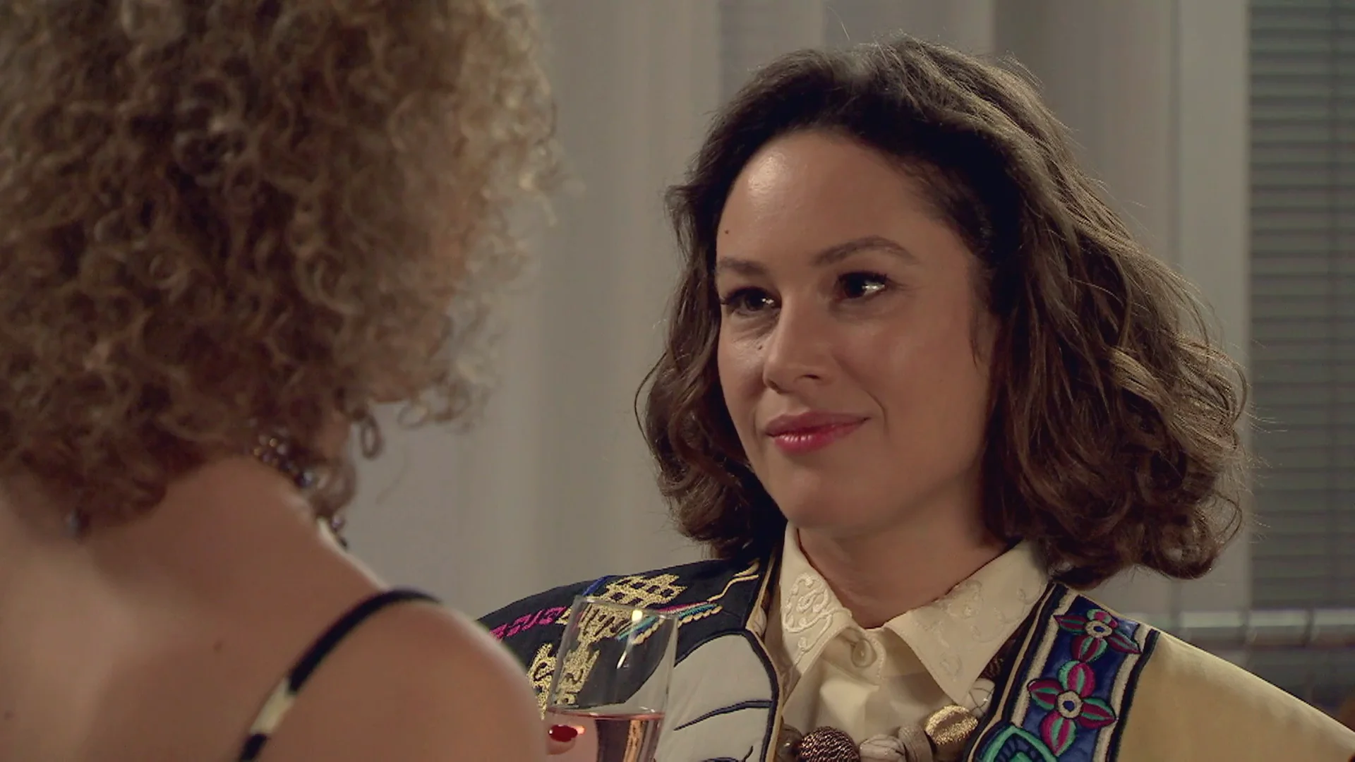 Victoria y Diana viven su amor en secreto: “Brindemos por nuestro futuro”