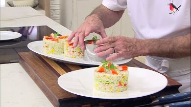 ¡Perfecta para el verano! Ensalada de arroz, surimi, maíz y aguacate