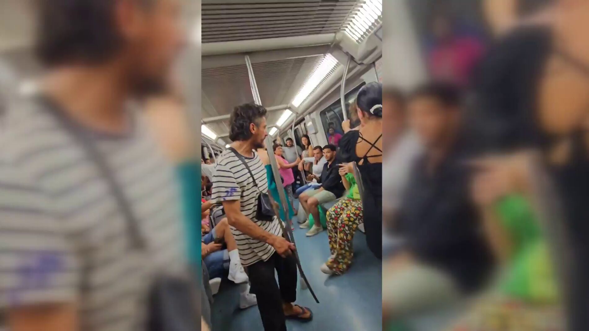 VÍDEO: La terrible agresión de un hombre a una mujer en el metro de ...