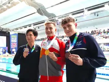 Iñigo Llopis posa con el oro logrado en Manchester Iñigo Llopis posa con el oro logrado en Manchester