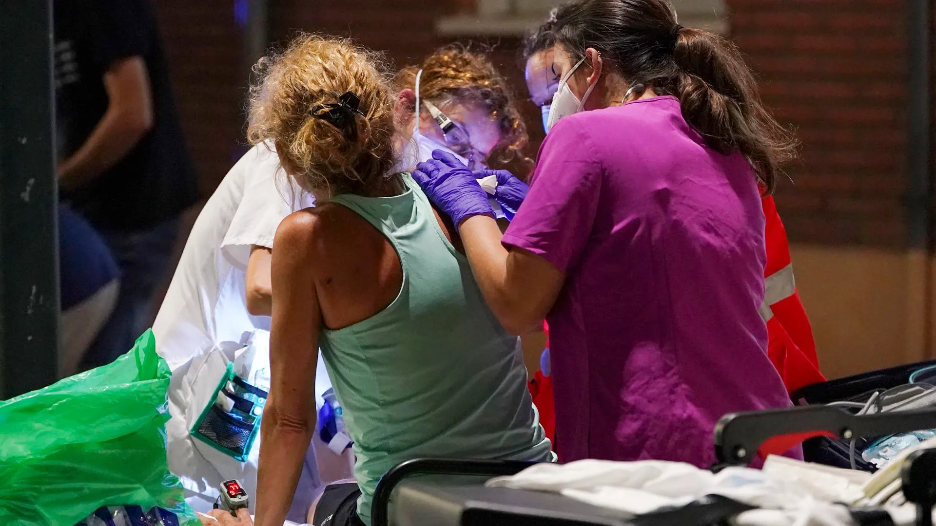 Sanitarios atienden a los afectados por la fuerte explosión de gas Sanitarios atienden a los afectados por la fuerte explosión de gas