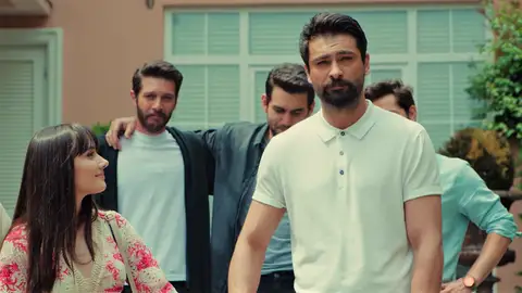 Zeynep y Alihan se despiden de sus amigos para iniciar una nueva vida… ¿Volverán algún día? Zeynep y Alihan se despiden de sus amigos para iniciar una nueva vida… ¿Volverán algún día?