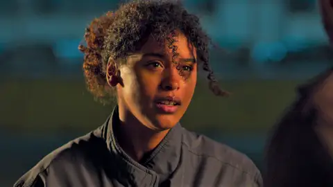 Francesco encuentra a una joven en un vagón del puerto Francesco encuentra a una joven en un vagón del puerto