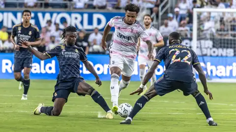 Weston McKennie presionado por Camavinga y Rüdiger Weston McKennie presionado por Camavinga y Rüdiger