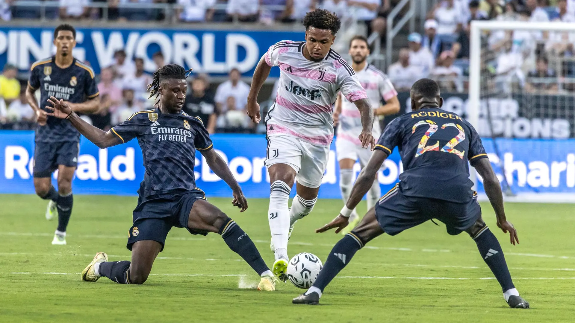 Weston McKennie presionado por Camavinga y Rüdiger Weston McKennie presionado por Camavinga y Rüdiger