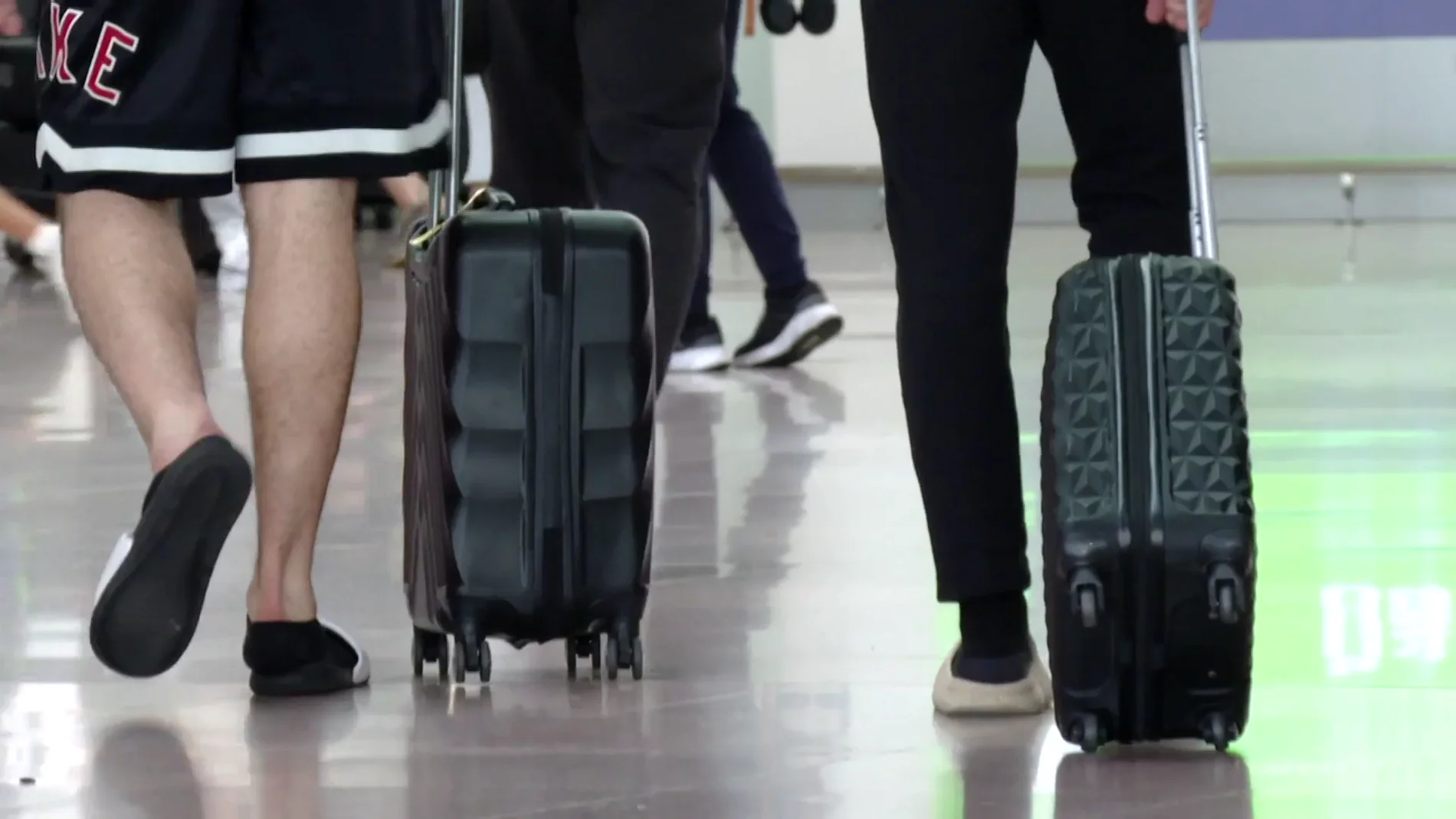 Llega la peor noticia del verano: la nueva aerolínea low cost que cobrará  por llevar equipaje de mano