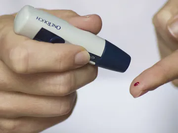Sangre en un dedo pinchazo diabetes Sangre en un dedo pinchazo diabetes