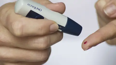 Sangre en un dedo pinchazo diabetes Sangre en un dedo pinchazo diabetes