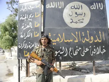 Un soldado turco frente a un cartel del Estado Islámico Un soldado turco frente a un cartel del Estado Islámico