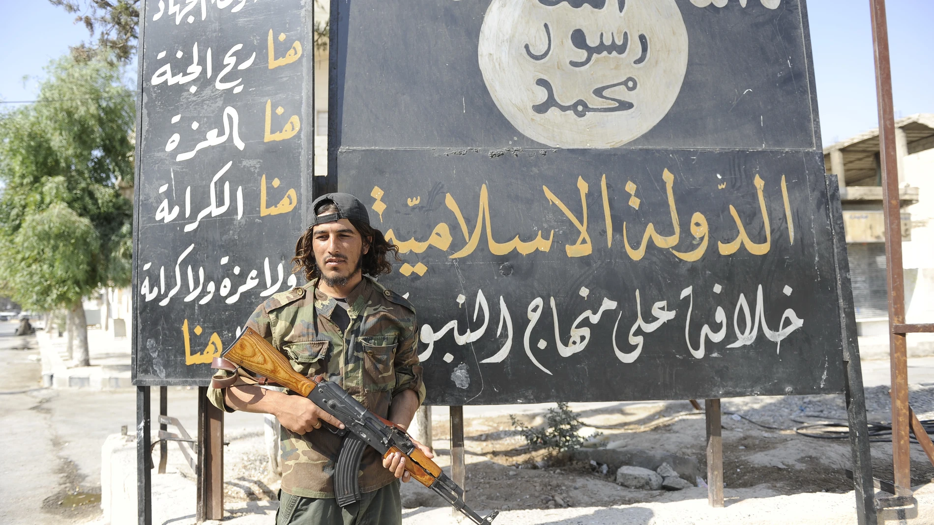 Un soldado turco frente a un cartel del Estado Islámico
