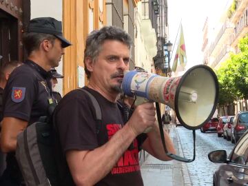 Vecino de Sevilla protestando contra los cortes de luz
