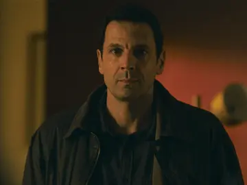 Karadec, a punto de ser despedido de la Brigada: ¡Se confiesa con Roxane! Karadec, a punto de ser despedido de la Brigada: ¡Se confiesa con Roxane!