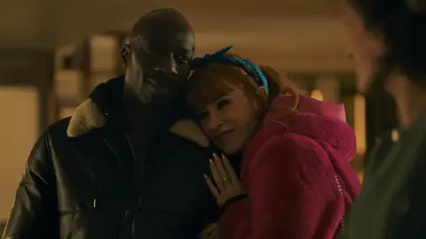 Una nueva locura de Morgane: ¡Lleva a un sospechoso como su pareja a la cena de la Brigada! Una nueva locura de Morgane: ¡Lleva a un sospechoso como su pareja a la cena de la Brigada!