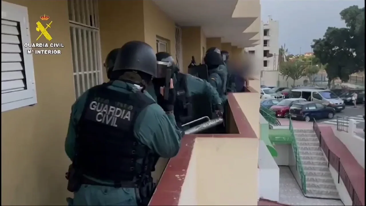 Desarticulan un grupo dedicado a favorecer la inmigración irregular en Gran Canaria Desarticulan un grupo dedicado a favorecer la inmigración irregular en Gran Canaria