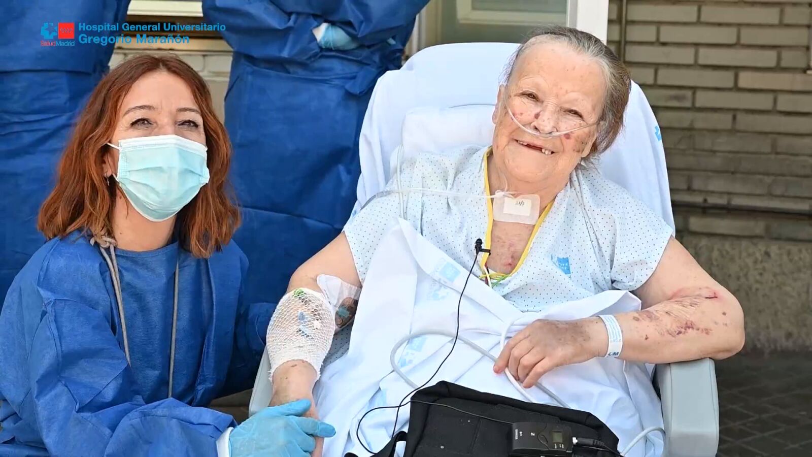 Juana, de 70 años, da su primer paseo tras 7 meses conectada a una máquina: 