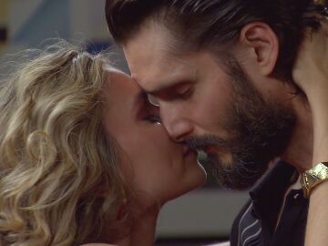 Un amor que vuelve a resurgir: Sof&iacute;a e Iv&aacute;n se rinden a la pasi&oacute;n en el despacho del King&rsquo;s
