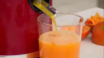 Extraer el zumo de naranja