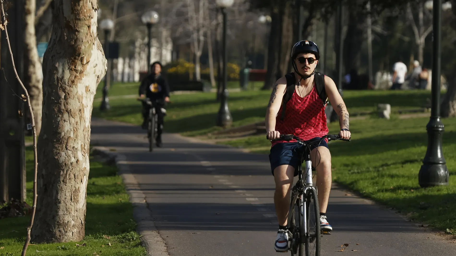 Un hombre en bicicleta en Santiago (Chile)