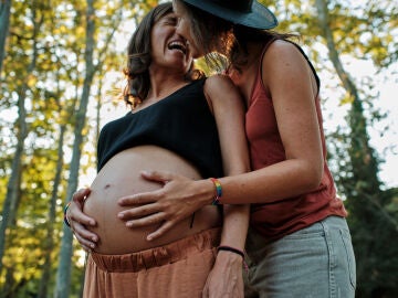 Pareja de lesbianas uqe esperan un bebé
