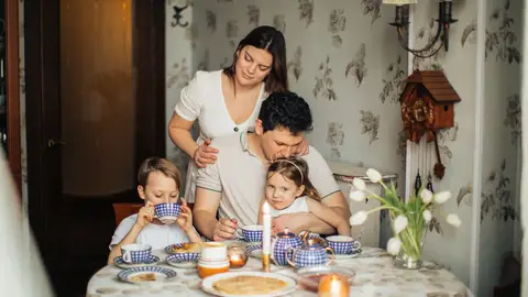 Familia desayunando Familia desayunando