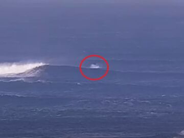 Momento en el que el tiburón ataca a un surfista en el suroeste de Australia