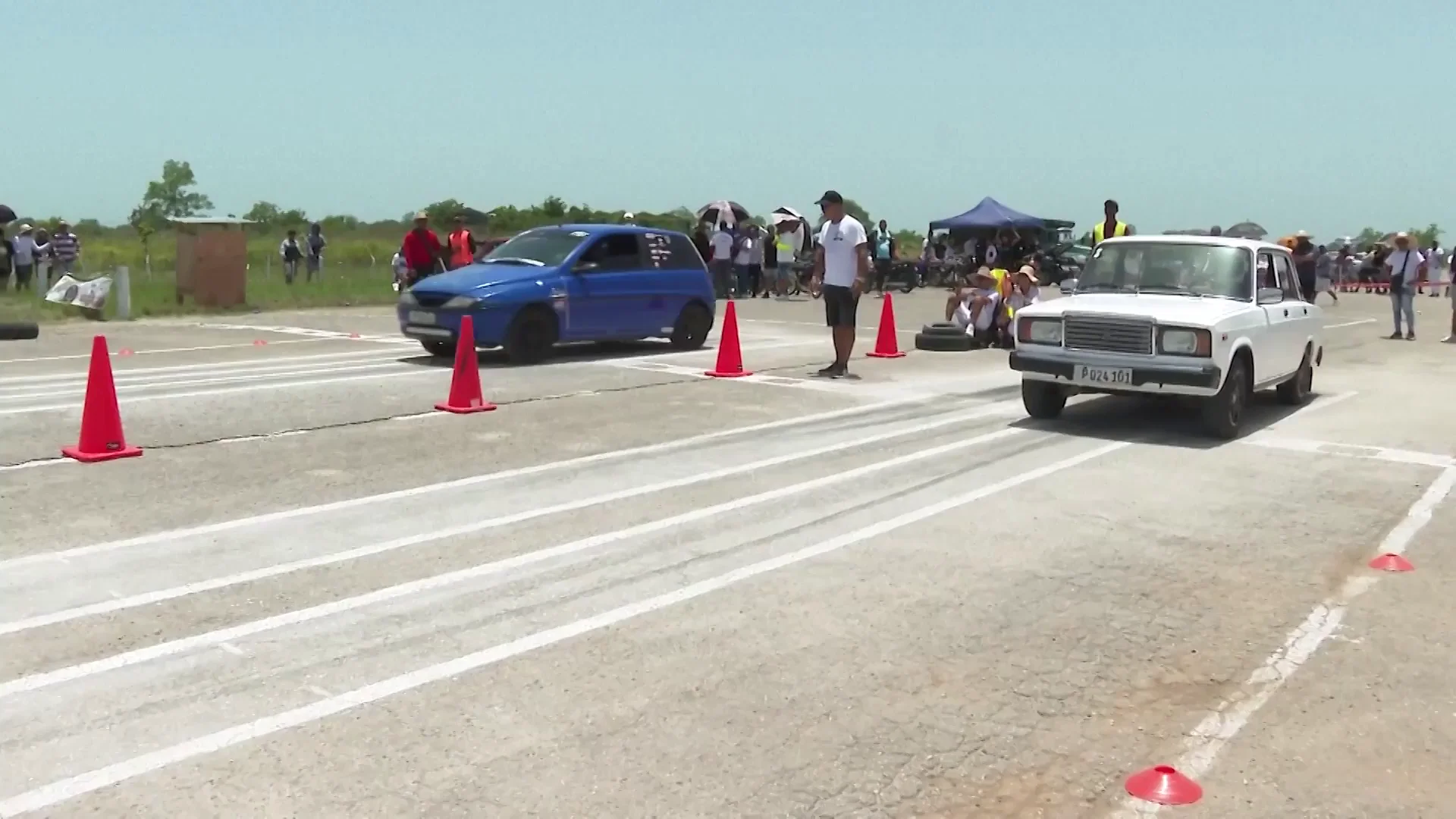 Una carrera de coches en Cuba