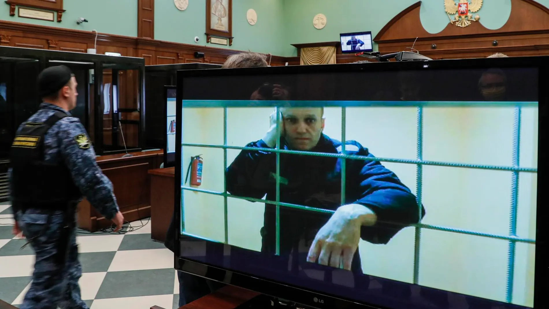 Imagen del líder opositor Alexei Navalny a través de un monitor