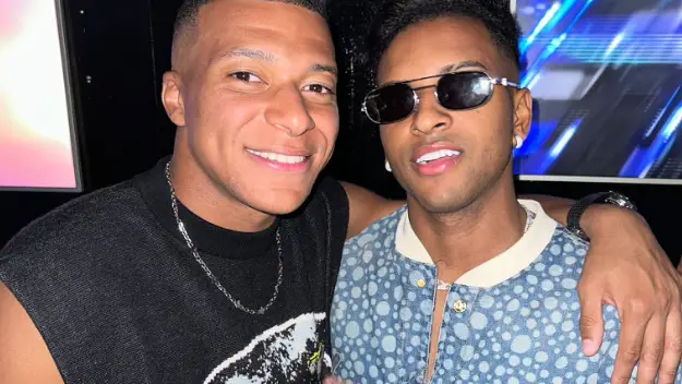 Rodrygo posa con Kylian Mbapp&eacute;