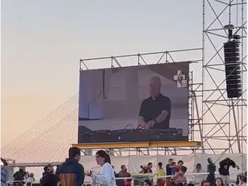 El padre Guilherme Peixote pinchando música en la Jmj Lisboa El padre Guilherme Peixote pinchando música en la Jmj Lisboa