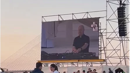 El padre Guilherme Peixote pinchando m&uacute;sica en la Jmj Lisboa