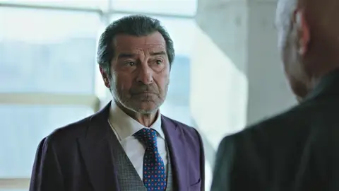 Haluk le ofrece un despacho de abogado a Yekta a cambio de que le haga la vida imposible a Ilgaz y a Pars Haluk le ofrece un despacho de abogado a Yekta a cambio de que le haga la vida imposible a Ilgaz y a Pars