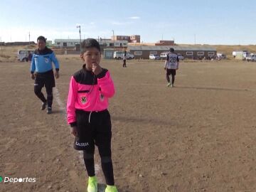 Un niño de 10 años, árbitro en el fútbol boliviano: "Es muy bueno"