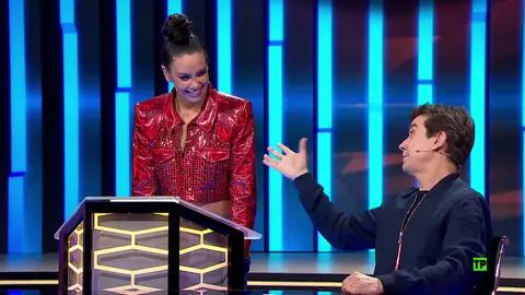 La advertencia de Javier Veiga a Cristina Pedroche en 'Password' La advertencia de Javier Veiga a Cristina Pedroche en 'Password'
