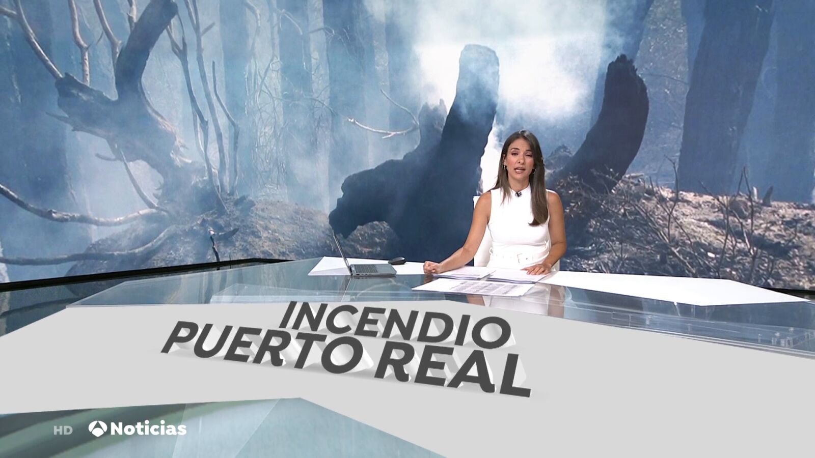 El incendio de Puerto Real (Cádiz), controlado pero no extinguido