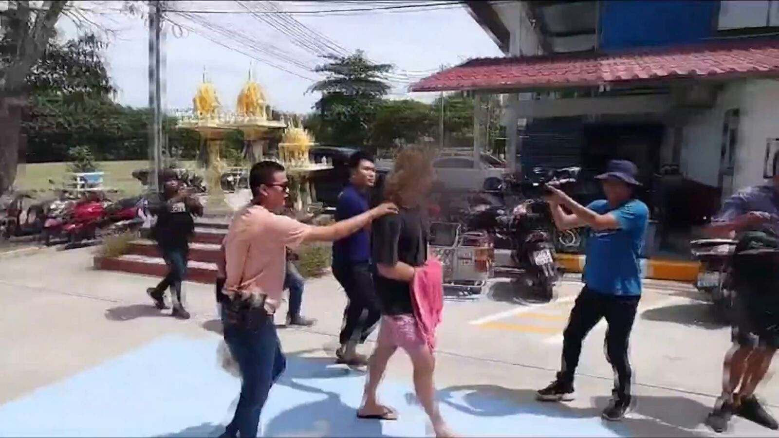 Así abandona Daniel Sancho la comisaría en Tailandia: con las manos bajo una manta roja y rodeado de cámaras