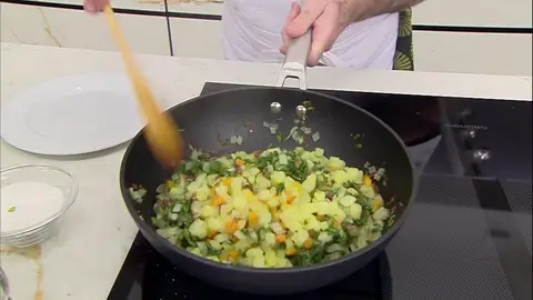 Agrega las acelgas, sazona y rehógalas durante 10 minutos Agrega las acelgas, sazona y rehógalas durante 10 minutos