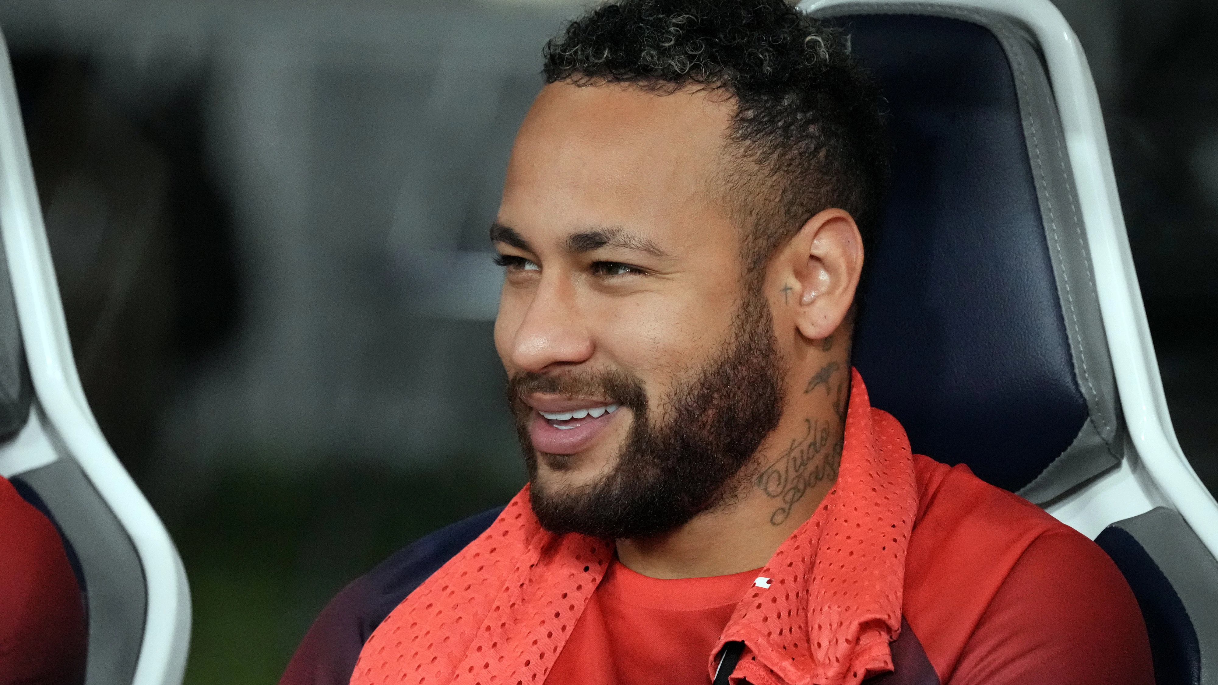 Neymar, en el banquillo con el PSG Neymar, en el banquillo con el PSG
