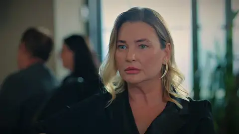 Şevval, sin palabras al descubrir que Suzan es… ¡la madre de Ömer! Şevval, sin palabras al descubrir que Suzan es… ¡la madre de Ömer!