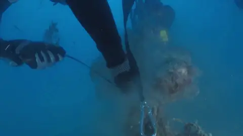 Operativo para retirar una 'red fantasma' Antena 3 Noticias