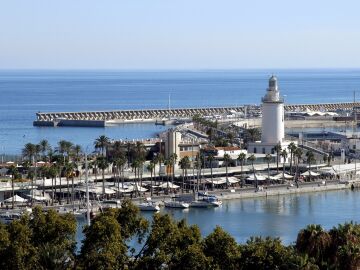 Málaga establece sanciones económicas de entre 300 y 750 euros para quienes usen el bañador por la ciudad 