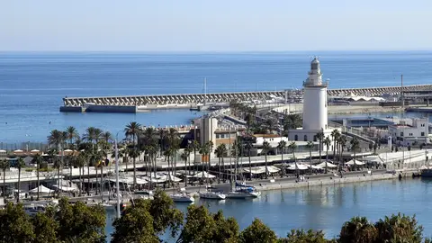 Málaga establece sanciones económicas de entre 300 y 750 euros para quienes usen el bañador por la ciudad Málaga establece sanciones económicas de entre 300 y 750 euros para quienes usen el bañador por la ciudad