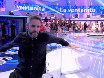 El tropiezo de Roberto Leal bailando que a punto está de costarle “la dentadurita”