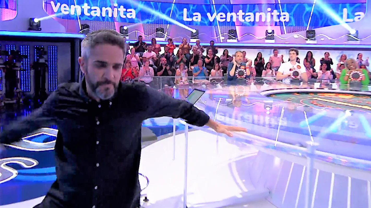 El tropiezo de Roberto Leal bailando que a punto est&aacute; de costarle &ldquo;la dentadurita&rdquo;