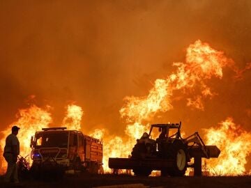 Un hombre observa el fuego en Odemira, Potugal