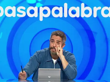 Roberto Leal se pone ‘serio’ con Lucrecia y Juan Peña: “22 años tiene ‘Pasapalabra’, ¿vale?” Roberto Leal se pone ‘serio’ con Lucrecia y Juan Peña: “22 años tiene ‘Pasapalabra’, ¿vale?”