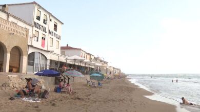 La regresión de la playa ilicitana de El Pinet deja el mar a escasos metros de las viviendas
