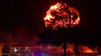 Una impactante explosión con incendio en una empresa de pintura deja un herido en Texas
