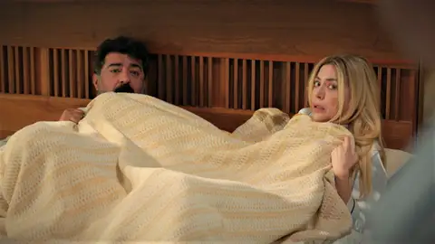 ¡Pillados!: Doruk descubre que...¡sus padres han pasado la noche juntos! ¡Pillados!: Doruk descubre que...¡sus padres han pasado la noche juntos!